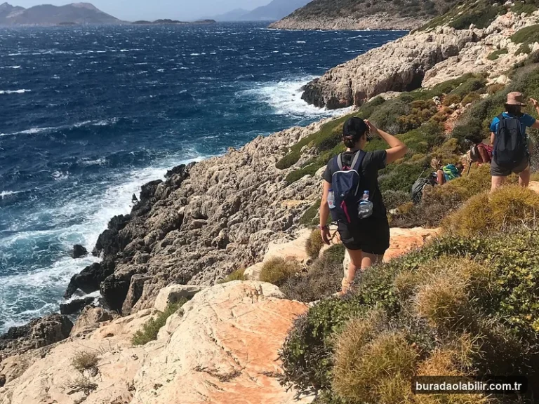 Doğa Parkurları Rehberinde İzmir Ekoturizm ve Açık Hava Sporları kültürel mirası ve mimari detayları