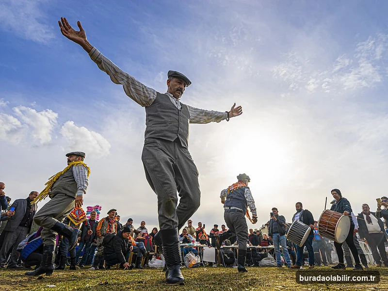 Zeybek Kültürü Ezgileriyle İzmir Halk Oyunları ve Efe Geleneği kültürel mirası ve mimari detayları