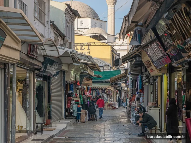 Zanaat Atölyeleri Geleneğiyle İzmir'de Yaşayan El Sanatları kültürel mirası ve mimari detayları