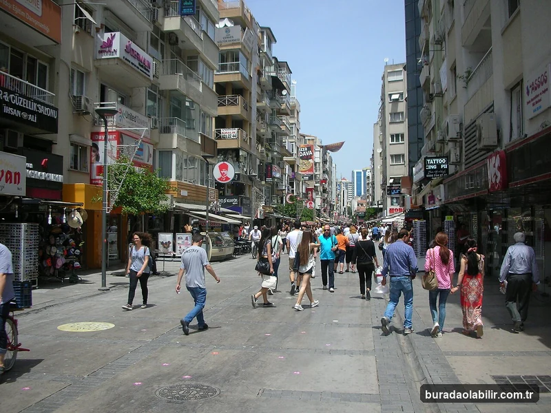Gençlik Yaşamı Enerjisiyle İzmir'de Üniversite ve Sosyal Kültür kültürel mirası ve mimari detayları