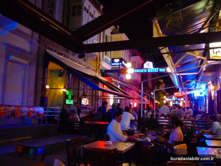 Gece Hayatı Rotalarında İzmir'in Eğlence ve Canlı Müzik Mekanları kültürel mirası ve mimari detayları