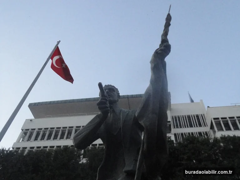 Basın Tarihi Mirasıyla İzmir'de Gazetecilik ve Özgür Medya Ruhu kültürel mirası ve mimari detayları