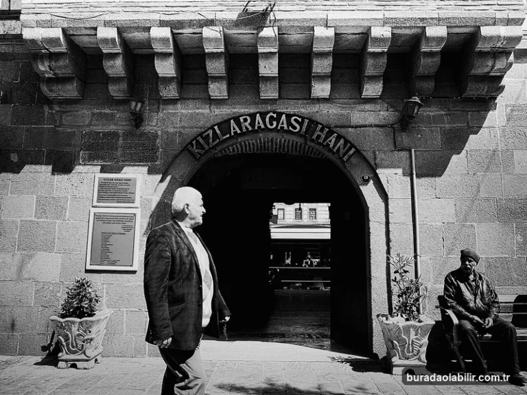 Tarihi Hanlar, Kervansaraylar ve İzmir'in Kadim Ticaret Yolları kültürel mirası ve mimari detayları
