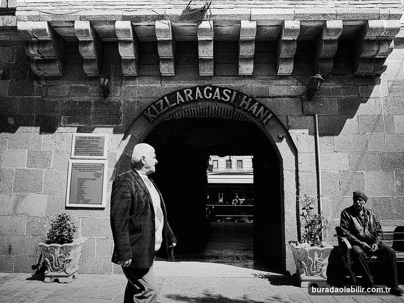 Tarihi Hanlar, Kervansaraylar ve İzmir'in Kadim Ticaret Yolları kültürel mirası ve mimari detayları