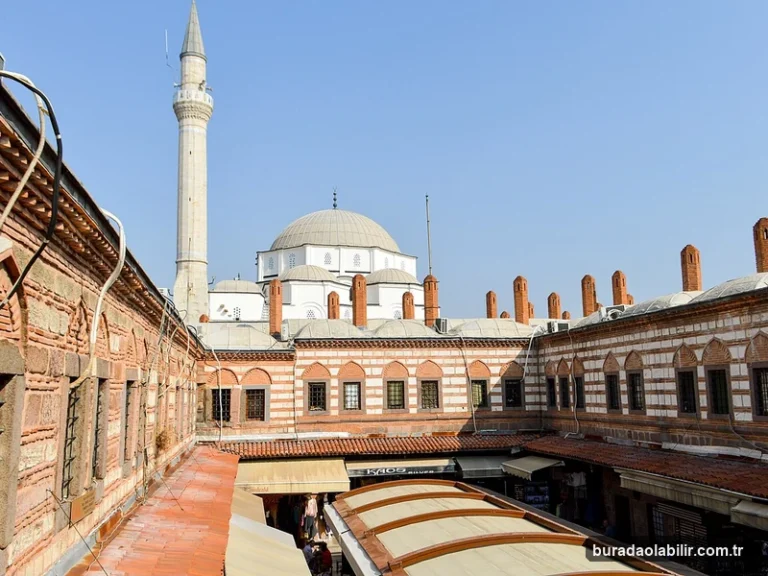 İnanç Mimarisi Eserleriyle İzmir'in Çok Kültürlü Hoşgörü Mirası kültürel mirası ve mimari detayları