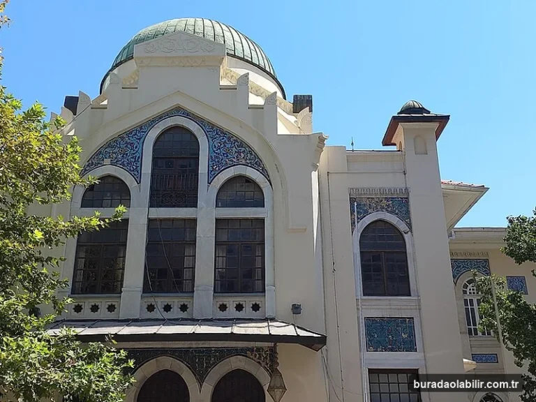 Sahne Sanatları Geleneğiyle İzmir'de Müzik, Opera ve Bale Yaşamı kültürel mirası ve mimari detayları