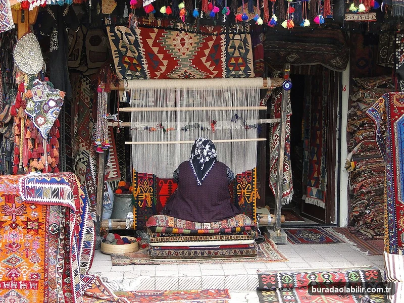 Dokuma Mirası Tezgahlarında İzmir Geleneksel Halı ve İpek Sanatı kültürel mirası ve mimari detayları