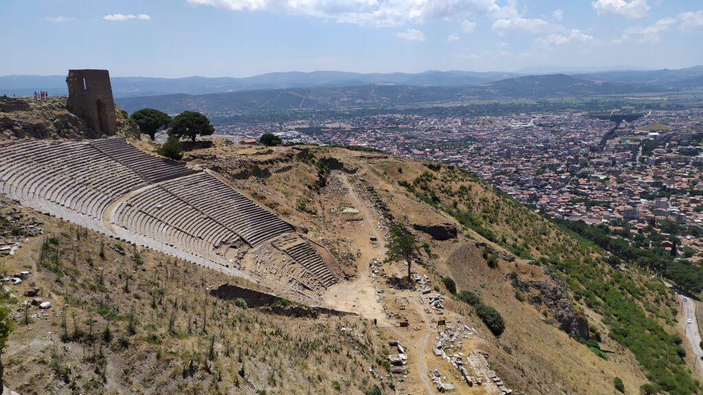 Bergama Pergamon Akropolü ve dik tiyatrosu