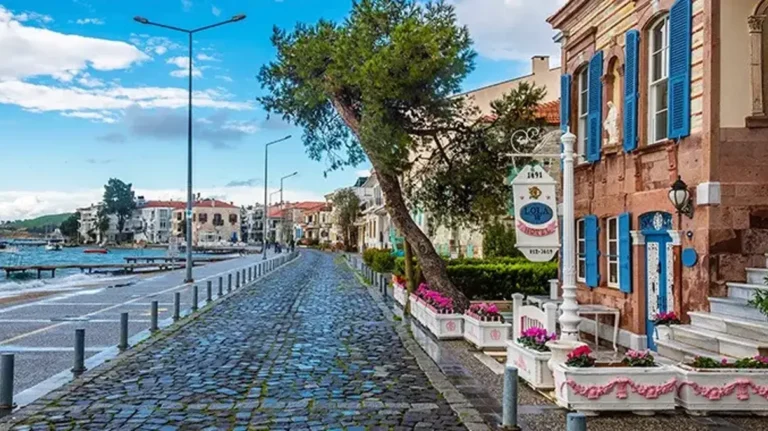 Eski Foça balıkçı limanı ve taş evleri