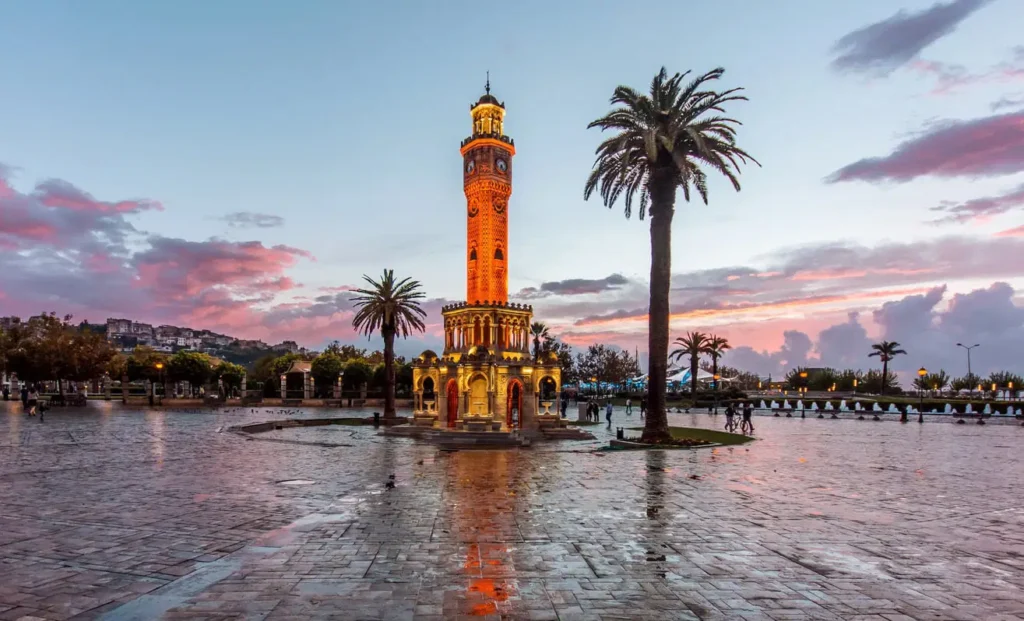 İzmir Gezisi Rehberinde Tarih, Kültür ve Doğanın Eşsiz Uyumu kültürel mirası ve mimari detayları