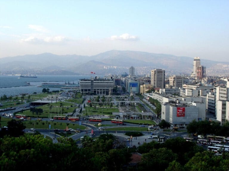 Tarihi Kemeraltı Çarşısı hanları ve sokakları