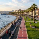 Alsancak Kordonboyu Sahil Parkı Yeşil Çimler Bisiklet Yolu ve İzmir Körfez Kıyısı