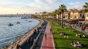 Alsancak Kordonboyu Sahil Parkı Yeşil Çimler Bisiklet Yolu ve İzmir Körfez Kıyısı