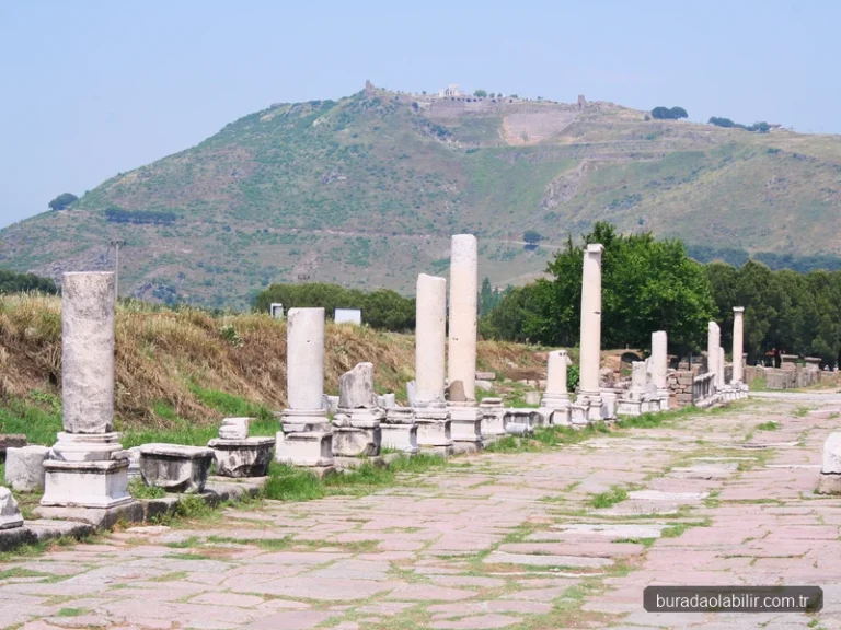 Bergama Akropolü Trajaneum beyaz mermer sütunları ve antik surlar