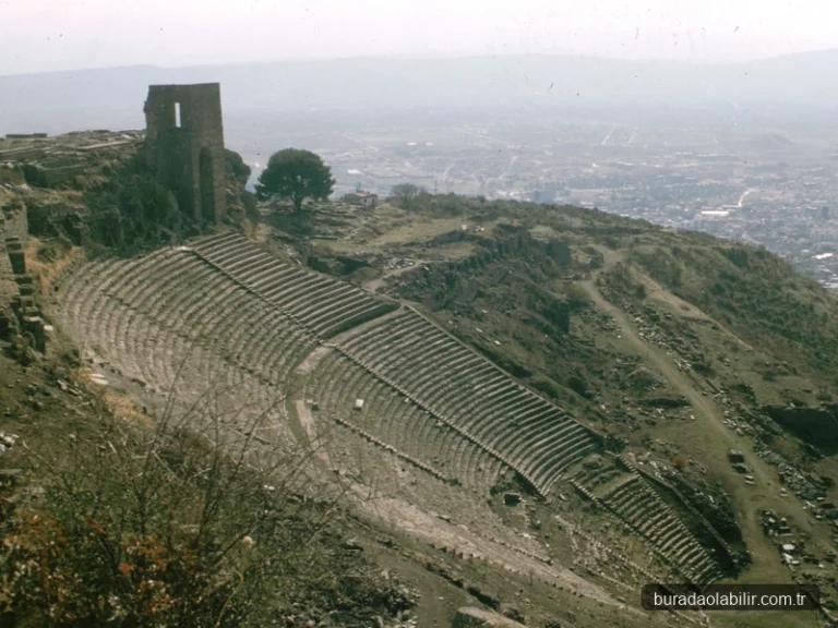 Bergama Antik Tiyatrosu dik yamaç basamakları ve vadi manzarası