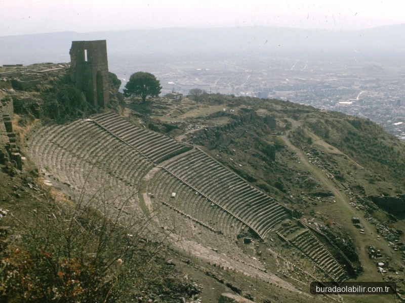 Bergama Antik Tiyatrosu dik yamaç basamakları ve vadi manzarası