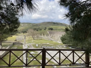 Bergama Asklepion şifa merkezi sütunlu caddesi ve kutsal pınarı