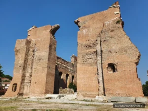 Bergama Kızıl Avlu Serapeion anıtsal kırmızı tuğla duvarları