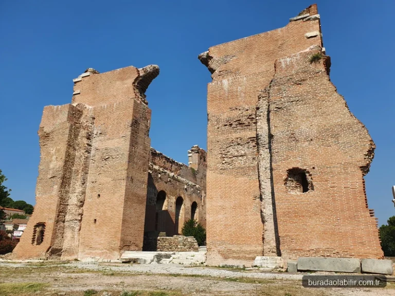 Bergama Kızıl Avlu Serapeion anıtsal kırmızı tuğla duvarları