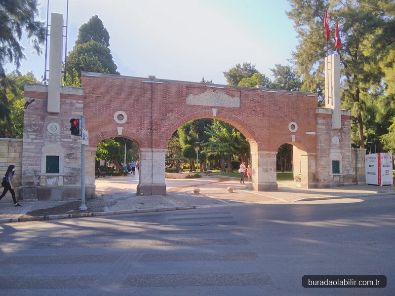 Bornova Büyük Park yürüyüş yolları çınar ağaçları ve havuz