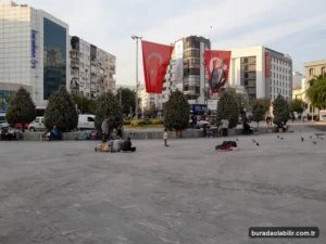 Bornova Küçükpark Meydanı kafeler bölgesi yürüyüş yolu ve canlı kent dokusu