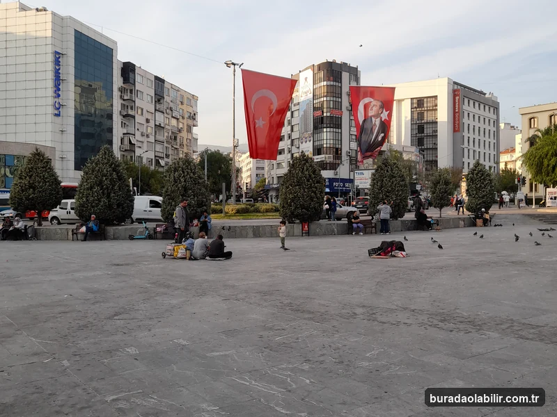 Bornova Küçükpark Meydanı kafeler bölgesi yürüyüş yolu ve canlı kent dokusu