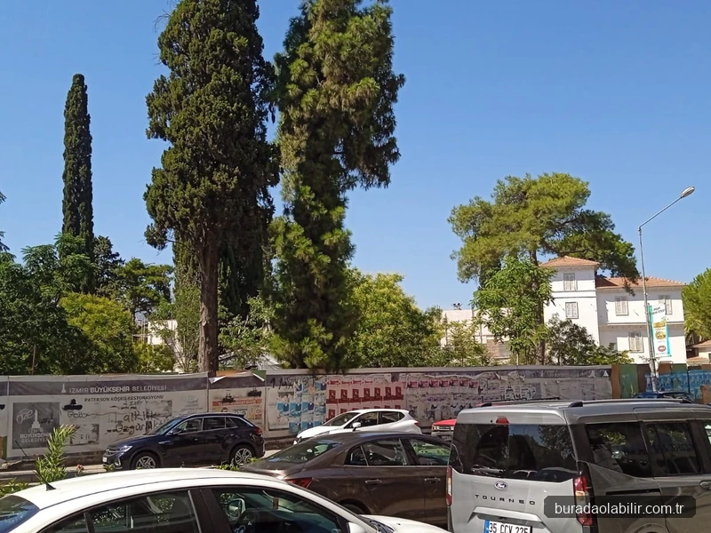 Bornova Paterson Köşkü tarihi taş cephesi ve sütunlu verandası