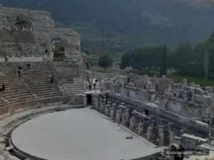Efes Antik Tiyatrosu görkemli basamakları ve sahne binası