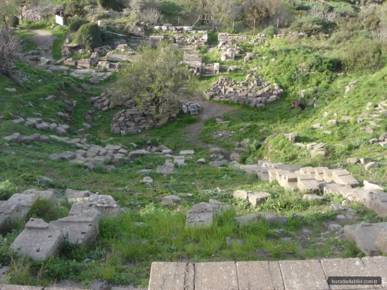 Erythrai Antik Kenti Ildırı Tarihi Tiyatrosu ve Akropol Rehberi