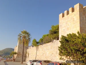 Foça Beşkapılar Kalesi tarihi taş surları ve deniz kıyısı burçları