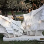 Buca Hasanağa Bahçesi yeşil park dokusu ağaçlıklı yürüyüş yolları ve dinlenme alanları