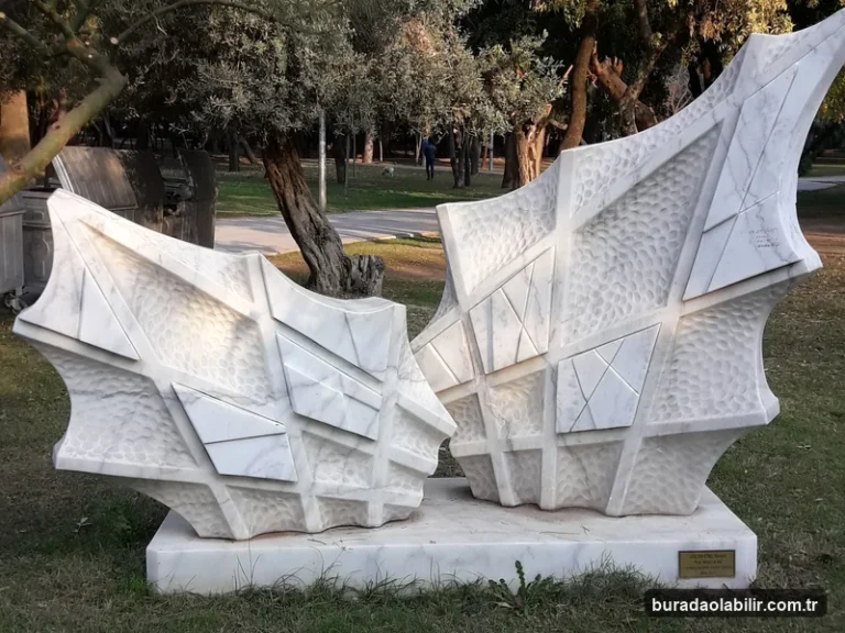 Buca Hasanağa Bahçesi yeşil park dokusu ağaçlıklı yürüyüş yolları ve dinlenme alanları
