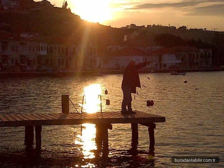 Foça İngiliz Burnu kayalık burnu ve gün batımı kızıllığı