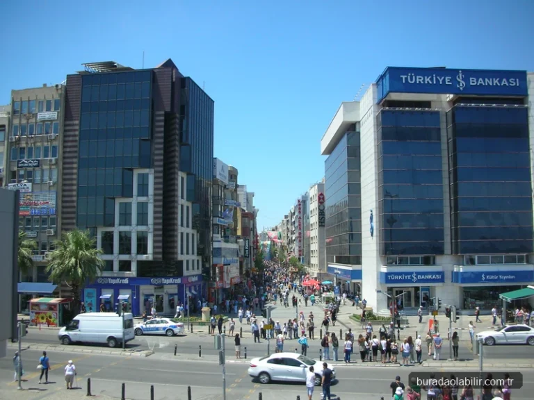 Karşıyaka Çarşısı yayalaştırılmış cadde ve dükkanlar görünümü