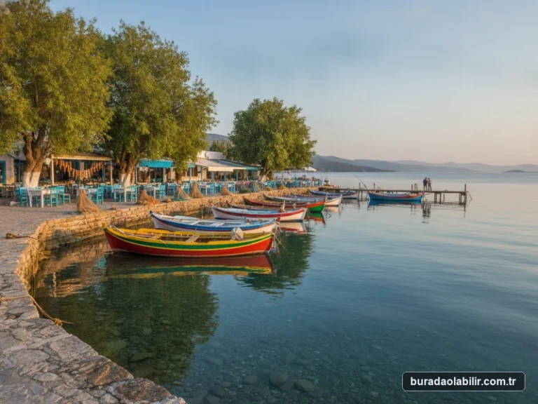 Kaynarpınar İskelesi balıkçı tekneleri dut ağaçları ve sahil çay bahçesi Karaburun İzmir