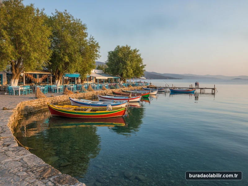 Kaynarpınar İskelesi balıkçı tekneleri dut ağaçları ve sahil çay bahçesi Karaburun İzmir