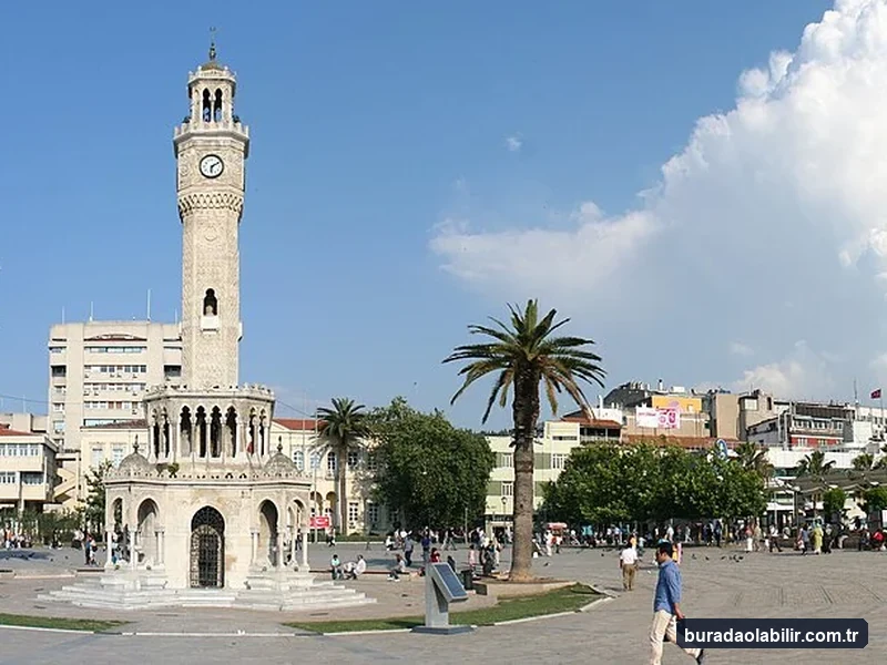 Konak Meydanı tarihi anıtları palmiyeleri ve İzmir Körfezi kıyısı manzarası