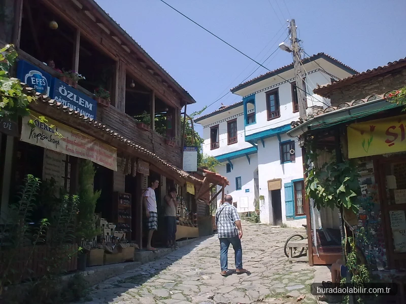 Kozbeyli Köyü begonvilli taş sokakları ve tarihi köy kahvesi
