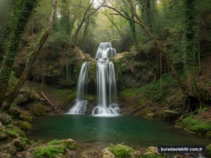 Nebiler Şelalesi Âşıklar Vadisi kanyonu zümrüt rengi gölet ve doğa yürüyüş parkuru Dikili İzmir
