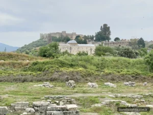 Ayasuluk Kalesi surları ve Selçuk ilçe manzarası