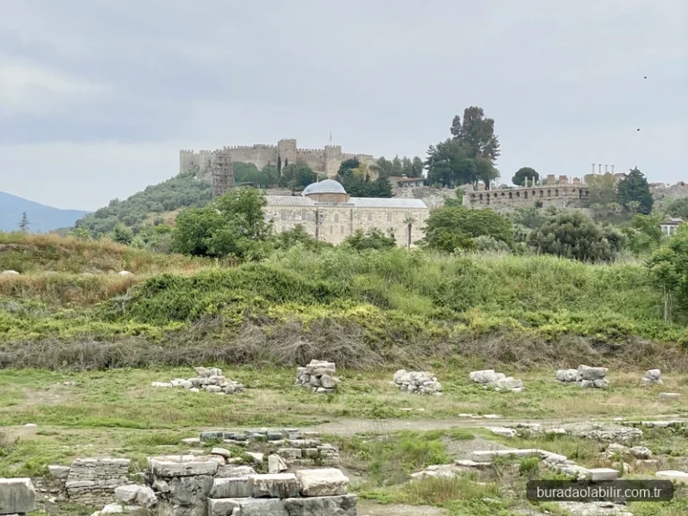 Ayasuluk Kalesi surları ve Selçuk ilçe manzarası