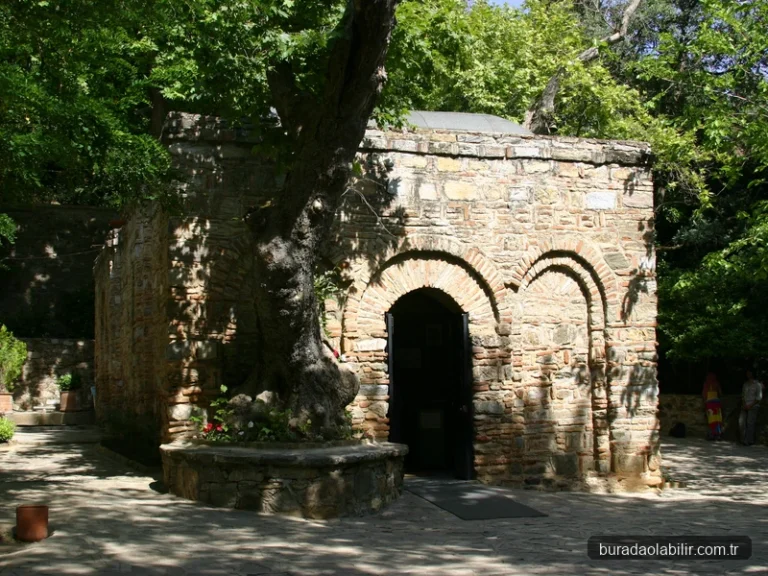 Selçuk Bülbüldağı Meryem Ana Evi taş şapel ve ibadet alanı