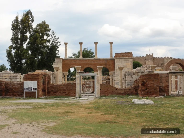 Ayasuluk Tepesi St. John Bazilikası anıtsal sütunları ve avlusu