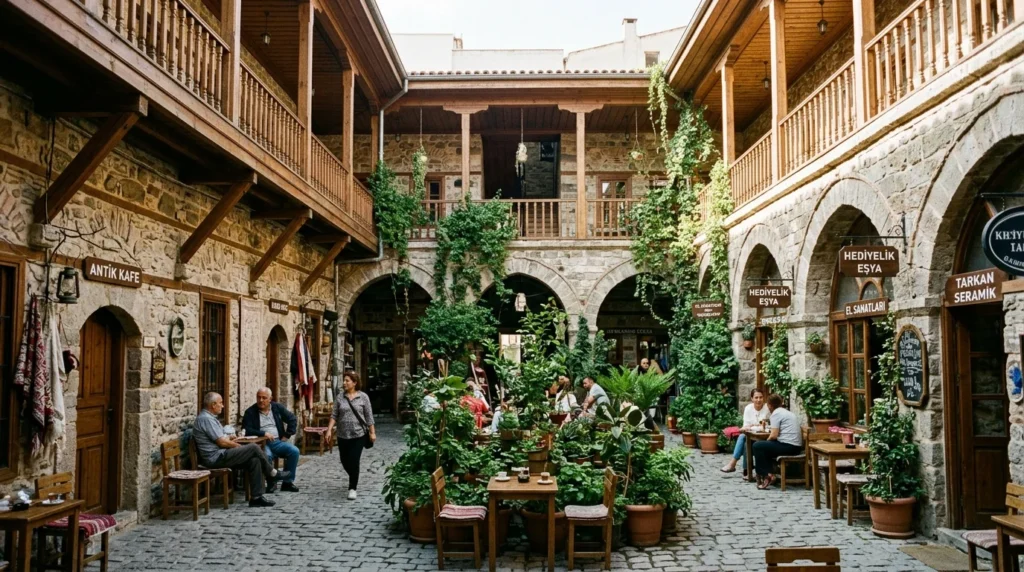 Tarihi Abacıoğlu Hanı İki Katlı Osmanlı Kervansarayı İç Avlusu ve Zanaatkar Kafeleri