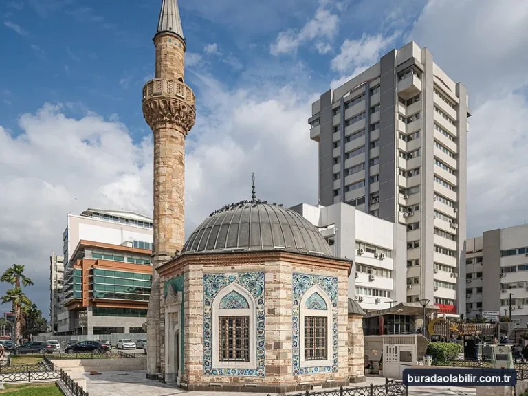 Yalı Camii Konak Meydanı sekizgen taş yapısı ve Kütahya çinileri