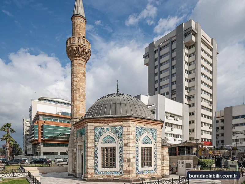 Yalı Camii Konak Meydanı sekizgen taş yapısı ve Kütahya çinileri