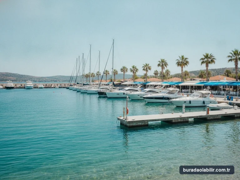 Teos Marina yat limanı rıhtım yelkenliler sahil kafeleri ve Sığacık Körfezi manzarası Seferihisar İzmir