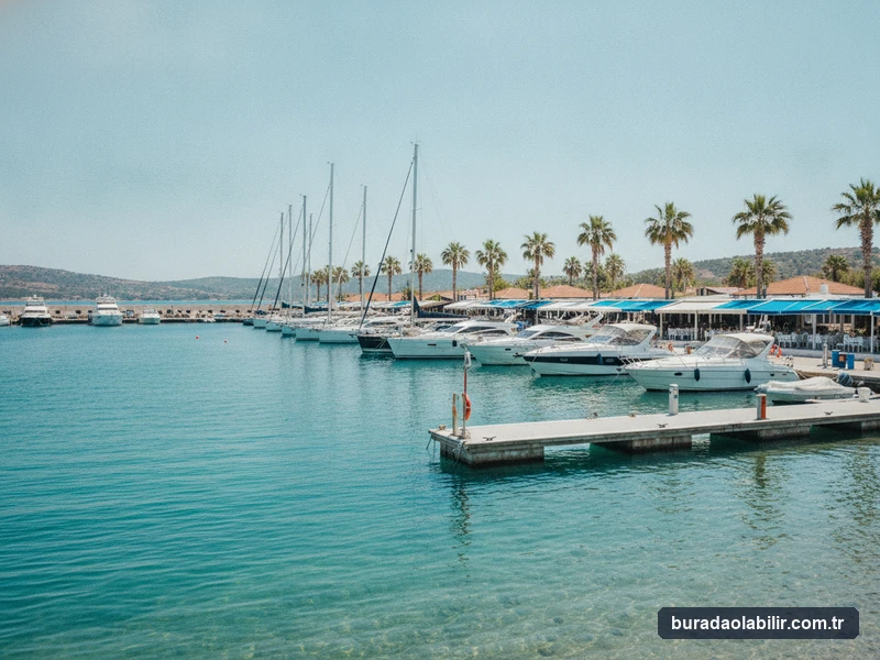 Teos Marina yat limanı rıhtım yelkenliler sahil kafeleri ve Sığacık Körfezi manzarası Seferihisar İzmir