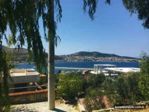 Yeni Foça sahil kordonu hilal şeklindeki koy ve turkuaz deniz panoraması