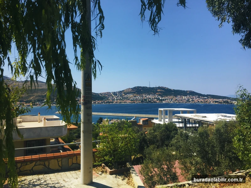Yeni Foça sahil kordonu hilal şeklindeki koy ve turkuaz deniz panoraması